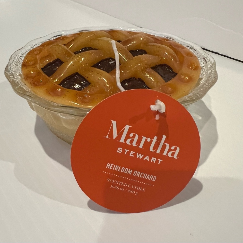 ๐ Cute Martha Stewart Heirloom Orchard Apple Pie Candle- NWT - Picture 2 of 3